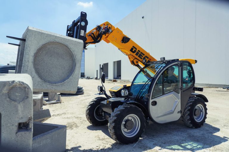 Image shows the Dieci 25.6 fixed boom telehandler lifting a heavy object