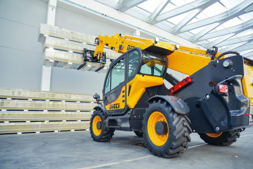 image shows the Dieci Icarus 40.17 in action lifting materials