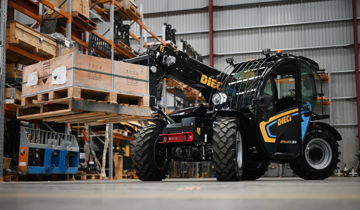 Apollo-e 26.6 electric telehandler in a warehouse lifting up a pallet crate