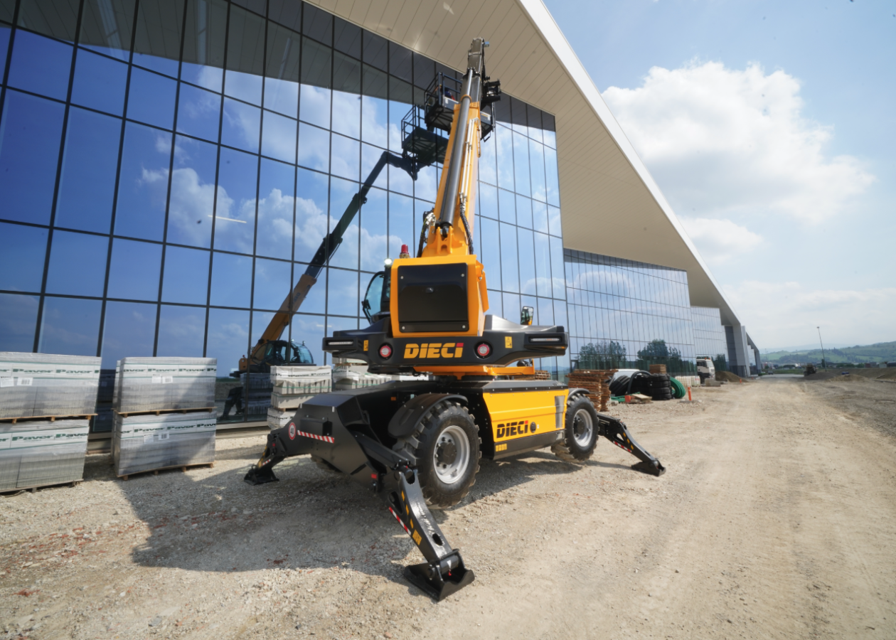 05 Telehandler VS Crane