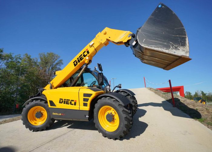 Right side view of Dieci Dedalus 30.7 3t Telehandler with its excavation bucket raised in the air holding 3tonnes of material