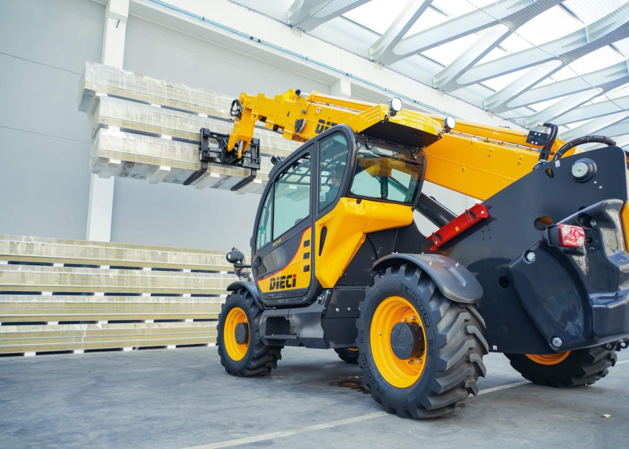 image shows the Dieci Icarus 40.17 in action lifting materials