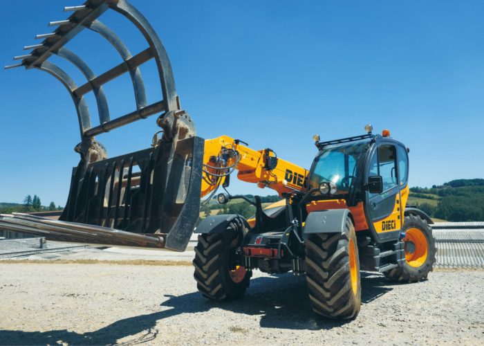 front view of a Zeus 40.7 4T Telehandler with a large 3 in 1 grabbing bucket equipped