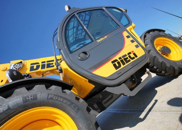 Left side view of the Dieci Dedalus 3t Telehandler showing its cab door