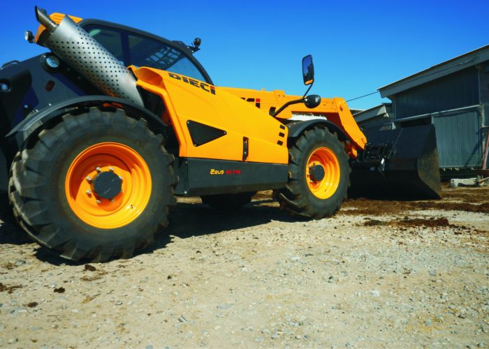 Right side view of the Zeus 40.7 4T Telehandler on a Sydney building site