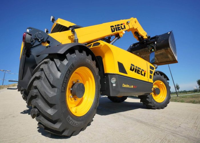 right rear view of the Dieci Dedalus 30.7 3t Telehandler showing its 4-wheel steering function