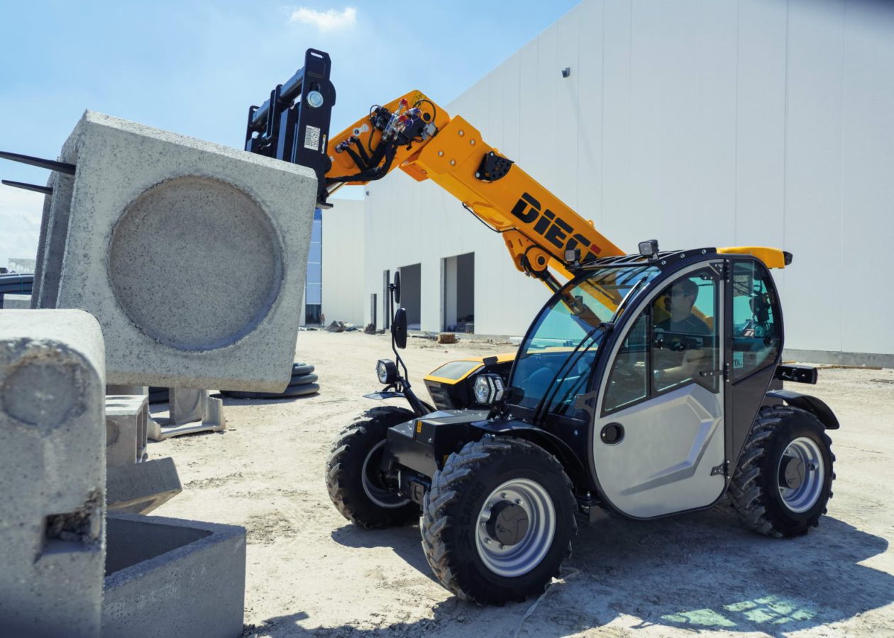 Image shows the Dieci 25.6 fixed boom telehandler lifting a heavy object