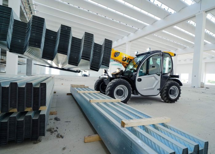 side view of Dieci Apollo 25.6 2.5t Telehandler lifting a 2.5tonne load of construction steel in Australia