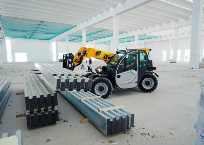 left side view of Dieci Apollo 25.6 2.5t Telehandler lifting a 2.5tonne load of construction steel in Australia