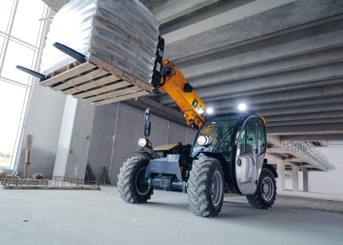 front left view of Dieci Apollo 25.6 2.5t Telehandler lifting a 2.5ton load of concrete in an Australian warehouse