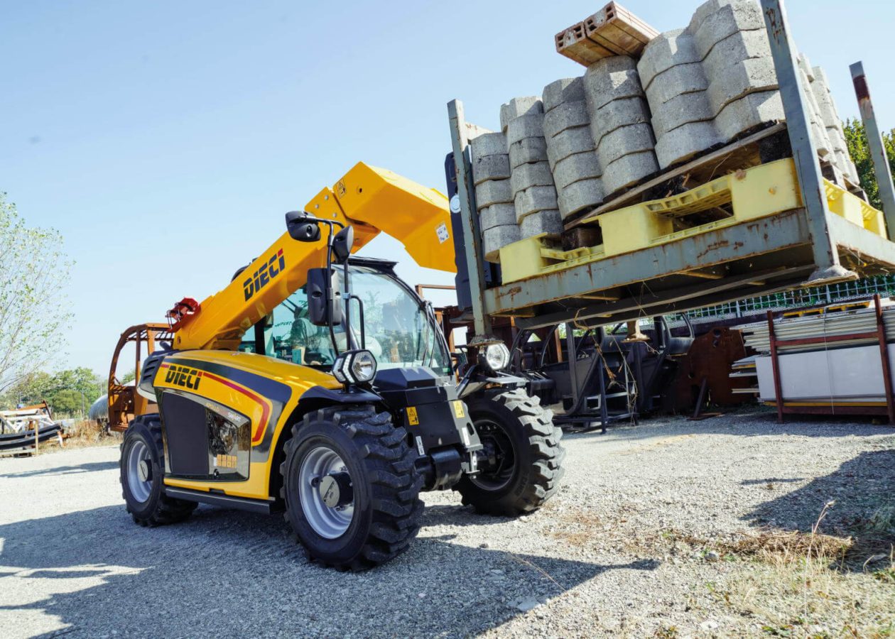Image shows the Dieci Apollo Smart 20.4 Telehandler lifting a pallet of materials