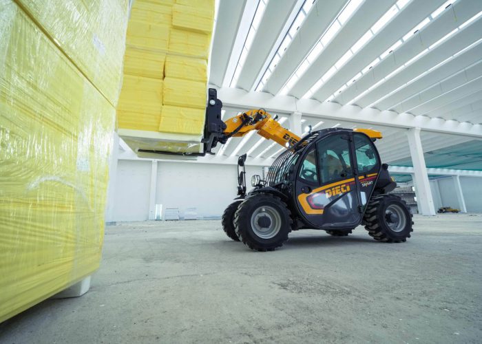 Apollo Smart 20.4 2t Compact Telehandler moving a large pallet of materials that weighs 2tonnes on an Australian job site