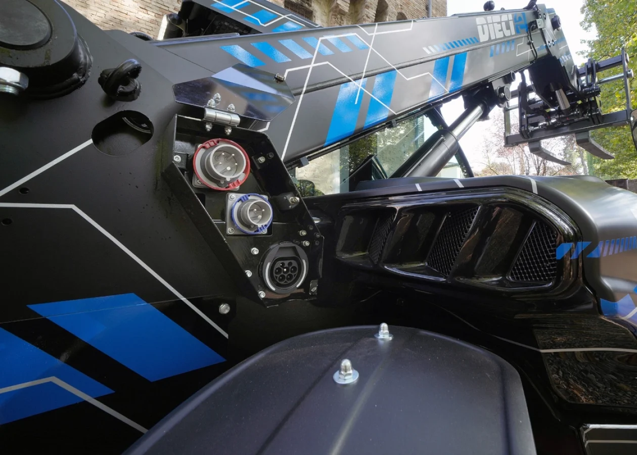 Dieci Apollo-e 26.6 electric telehandler charging ports