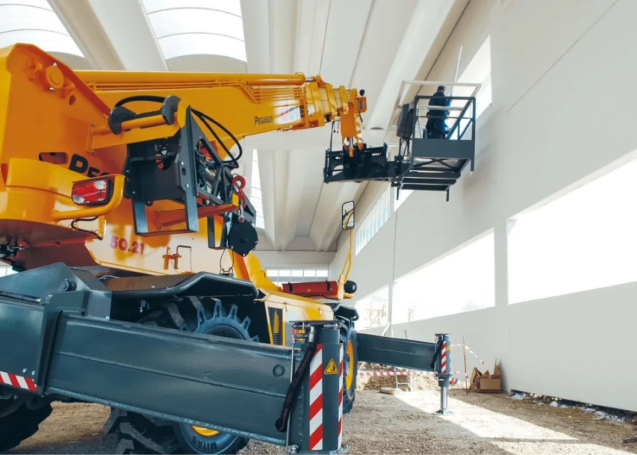 Image shows the Dieci Pegasus 360 50.21 rotating telehandler