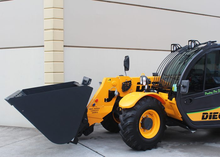 left side view of a Poultry Pro 3t Telehandler with its bucket lowered