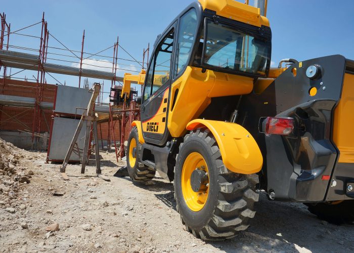left rear view of a Dieci Runner 40.13 4T Telehandler lifting 4 tonnes on an Australian construction site