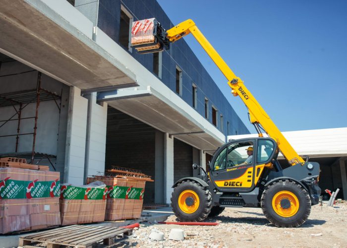 Dieci Samson 70.10 7T Telehandler lifting a 7 tonne pallet of construction materials on an Australian building site