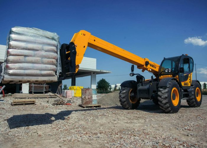 left side view of a Dieci Samson 70.10 7T Telehandler lifting a 7 tonne pallet of construction materials on a Brisbane building project