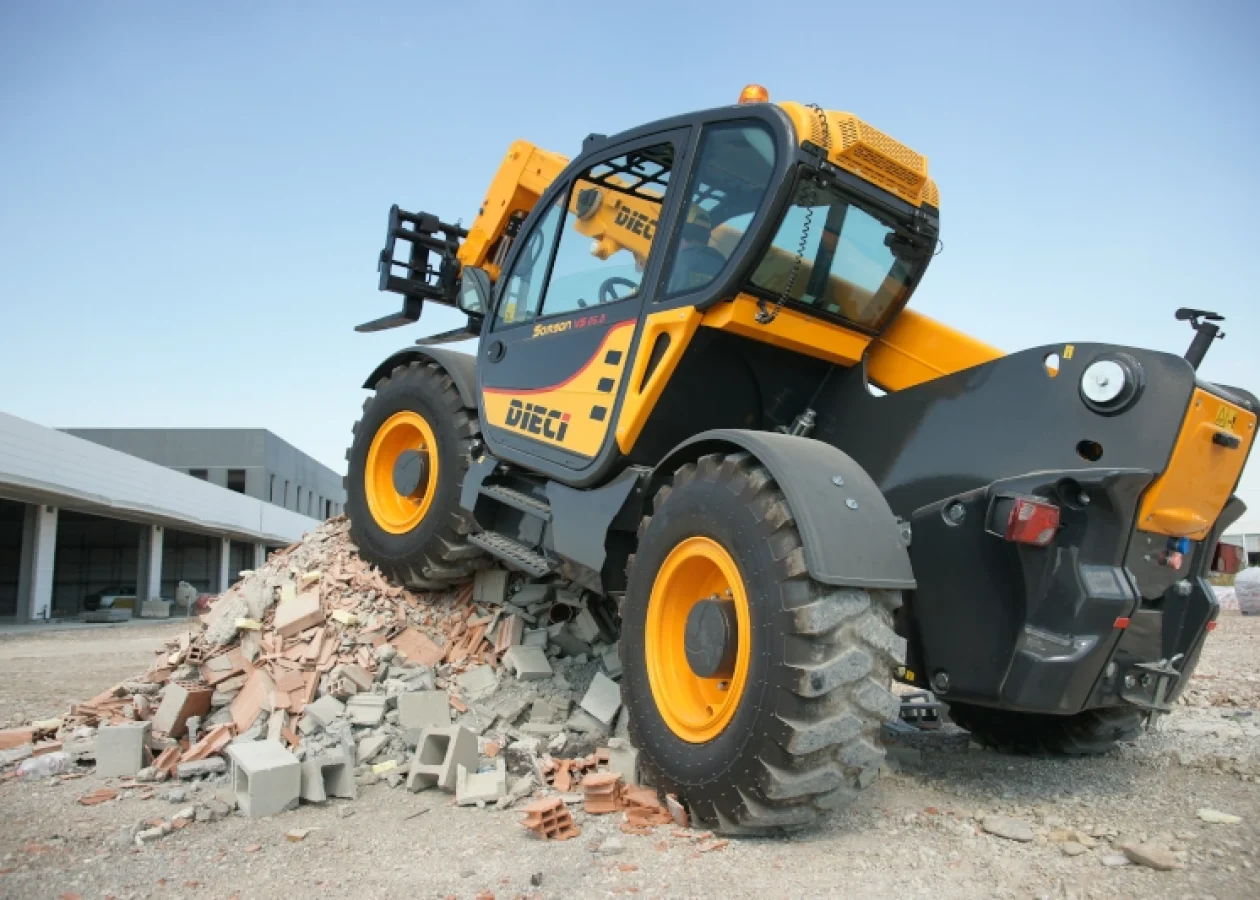 Image shows the Dieci Samson 70.10 telehandler on a construction site