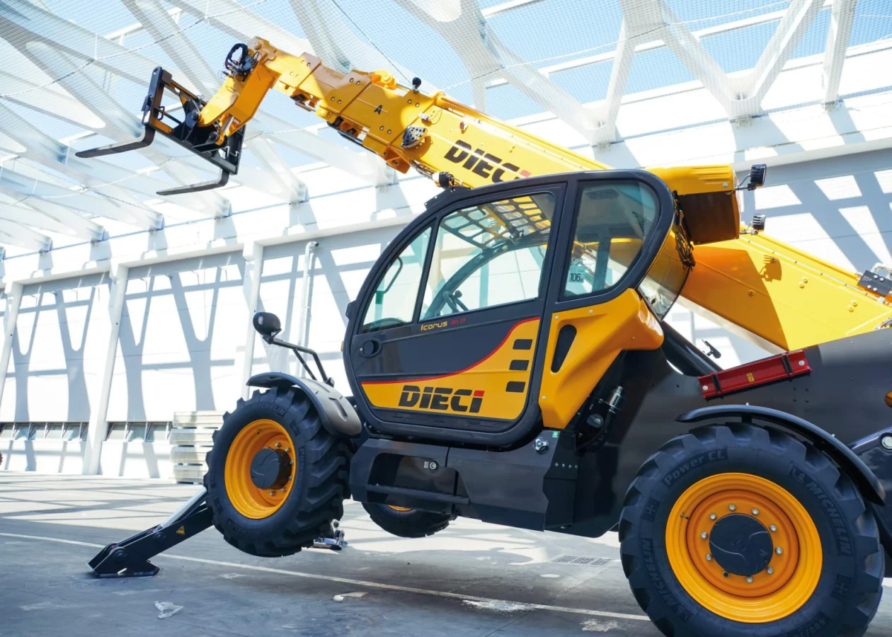A Dieci telehandler with its stabilisers deployed